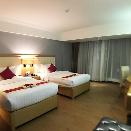 Discovery Hotel Пном Пен Екстериор снимка