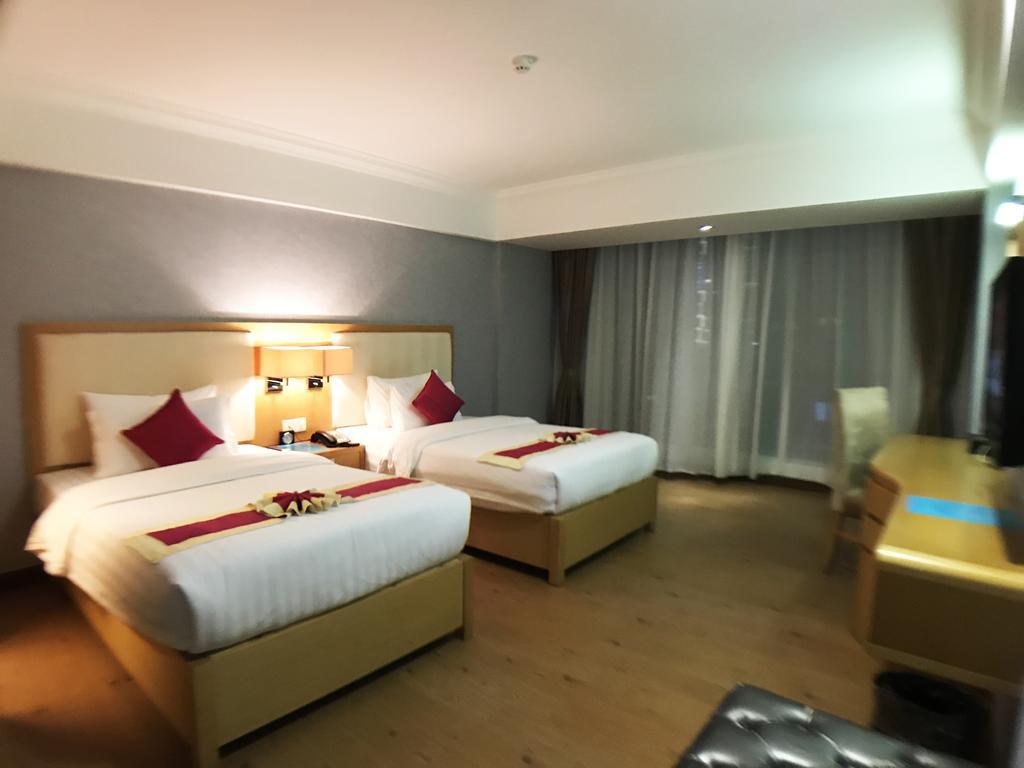 Discovery Hotel Пном Пен Екстериор снимка