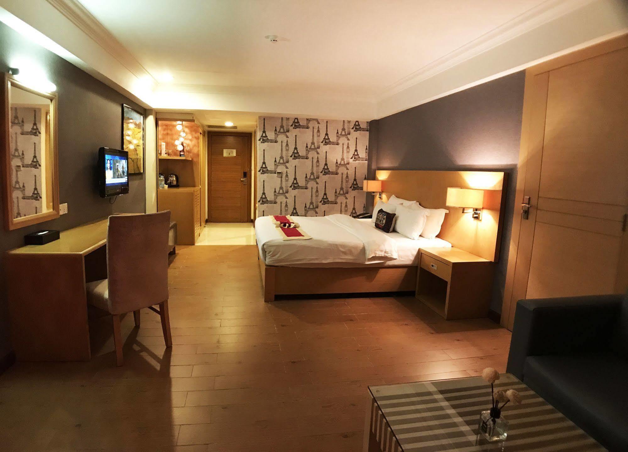 Discovery Hotel Пном Пен Екстериор снимка