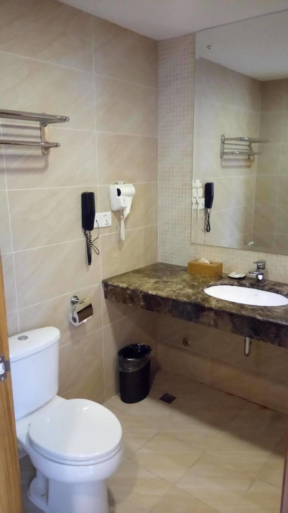 Discovery Hotel Пном Пен Екстериор снимка