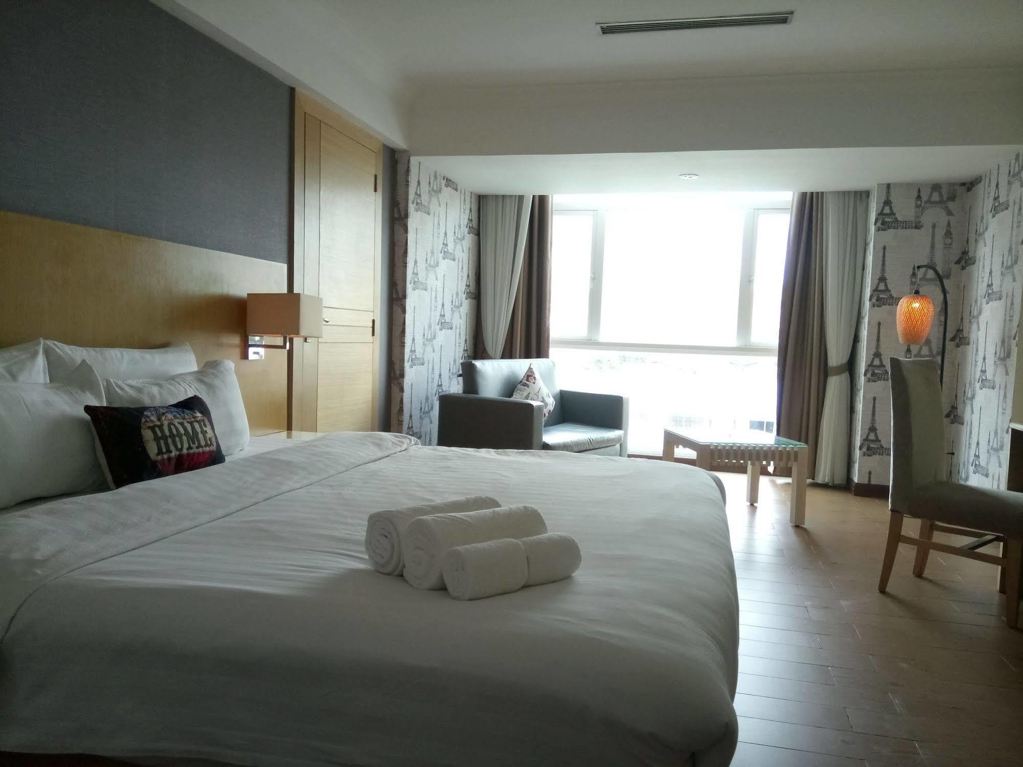 Discovery Hotel Пном Пен Екстериор снимка