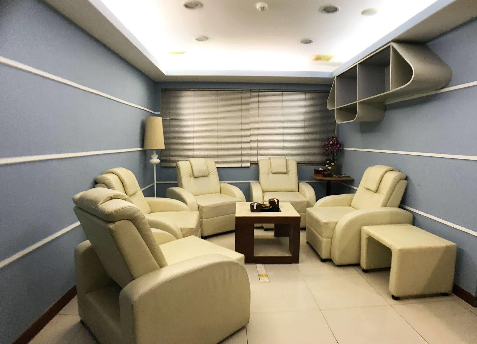 Discovery Hotel Пном Пен Екстериор снимка