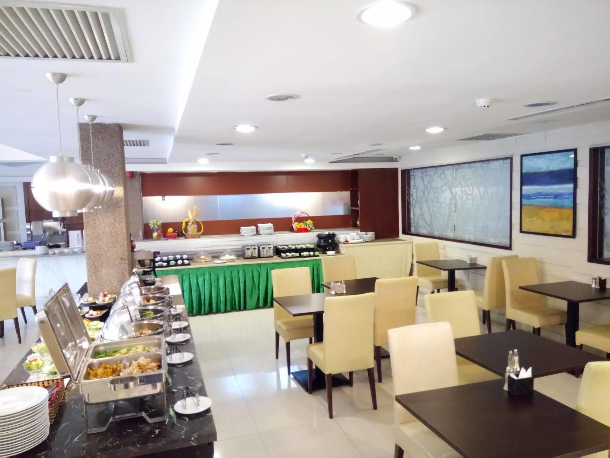 Discovery Hotel Пном Пен Екстериор снимка